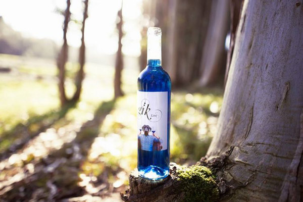 還記得藍色葡萄酒嗎？現在廠家把彩虹顏色都集齊了